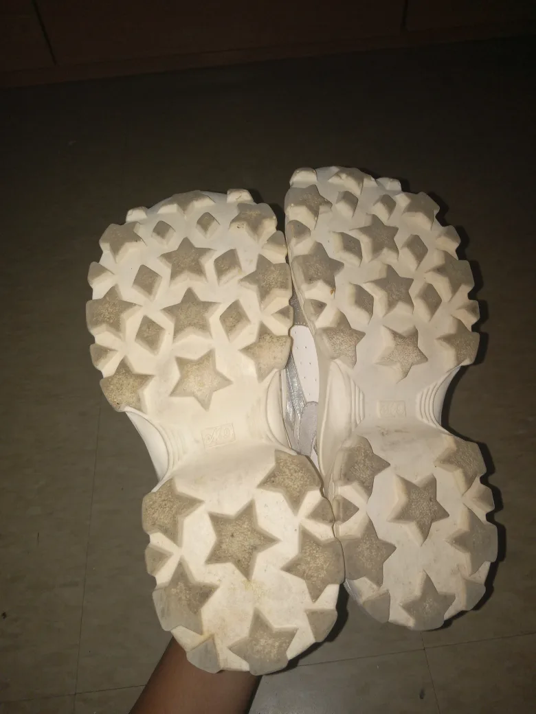 Two sneakers sizes 7.5 and 9 image indicator(6)