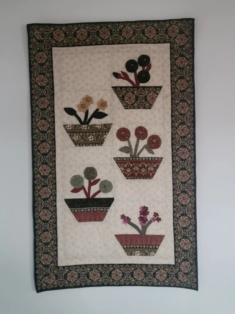 Handmade Floral Appliqué Wall Hanging Quilt. Quilt textile art image indicator(2)