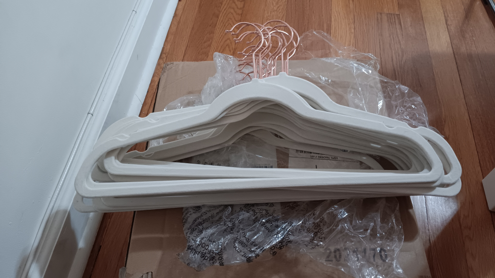AmazonBasics Velvet Suit Hangers, 50-Pack, Ivory/Gold
