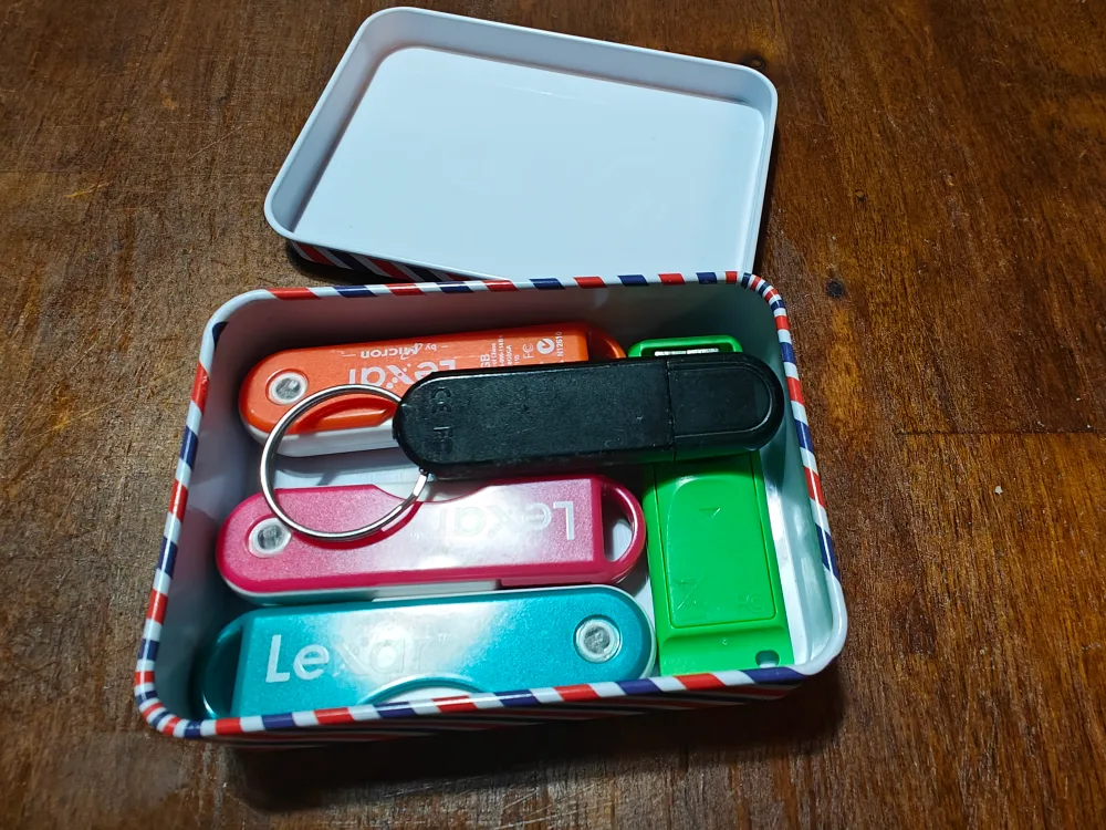 8 GB USB Flash Drives Set image indicator(3)