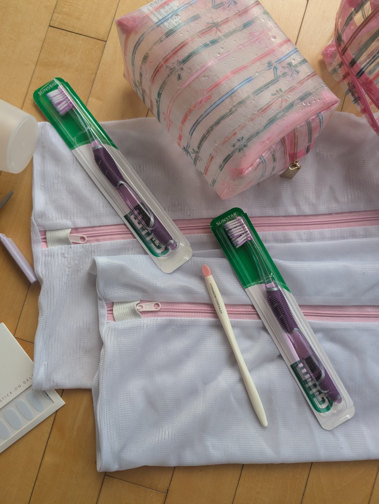 Lot of toiletries - dry shampoo, toothbrushes, laundry bags etc. - photo 3