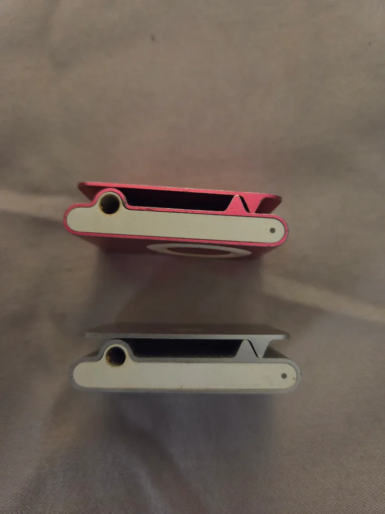 iPod Shuffle - Pink & Silver + USB to 3mm Charger image indicator(3)