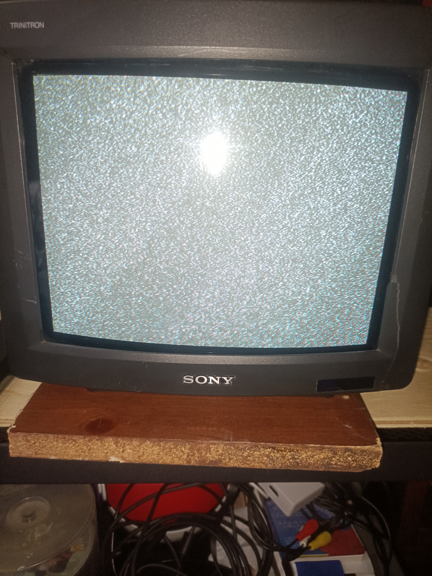 sony trinitron megabass 10 inch crt tv with damaged shell Works - photo 2