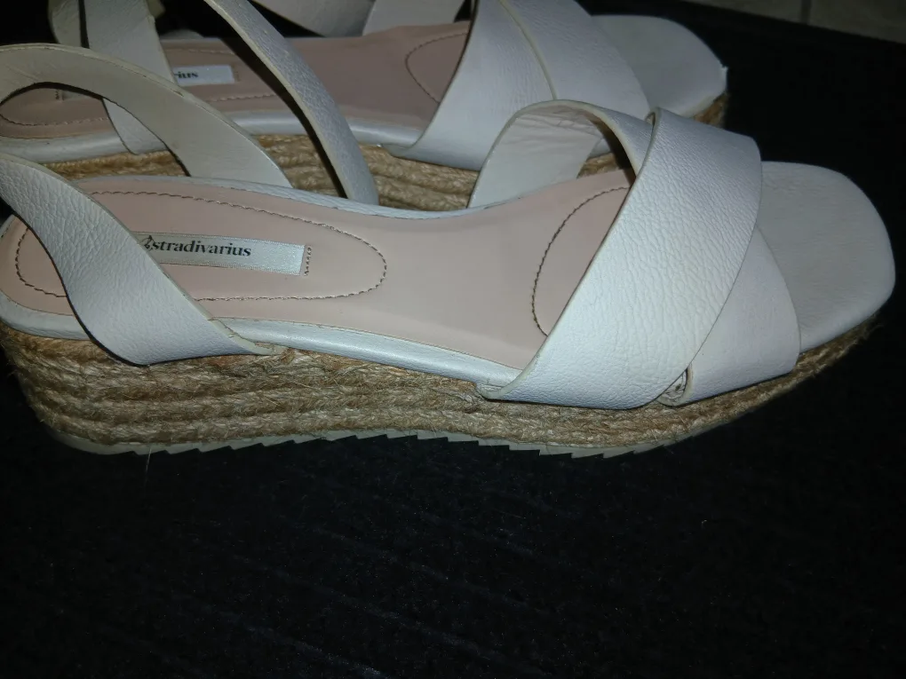 Stradivarius Beige Sandals (Size 37) thumbnail