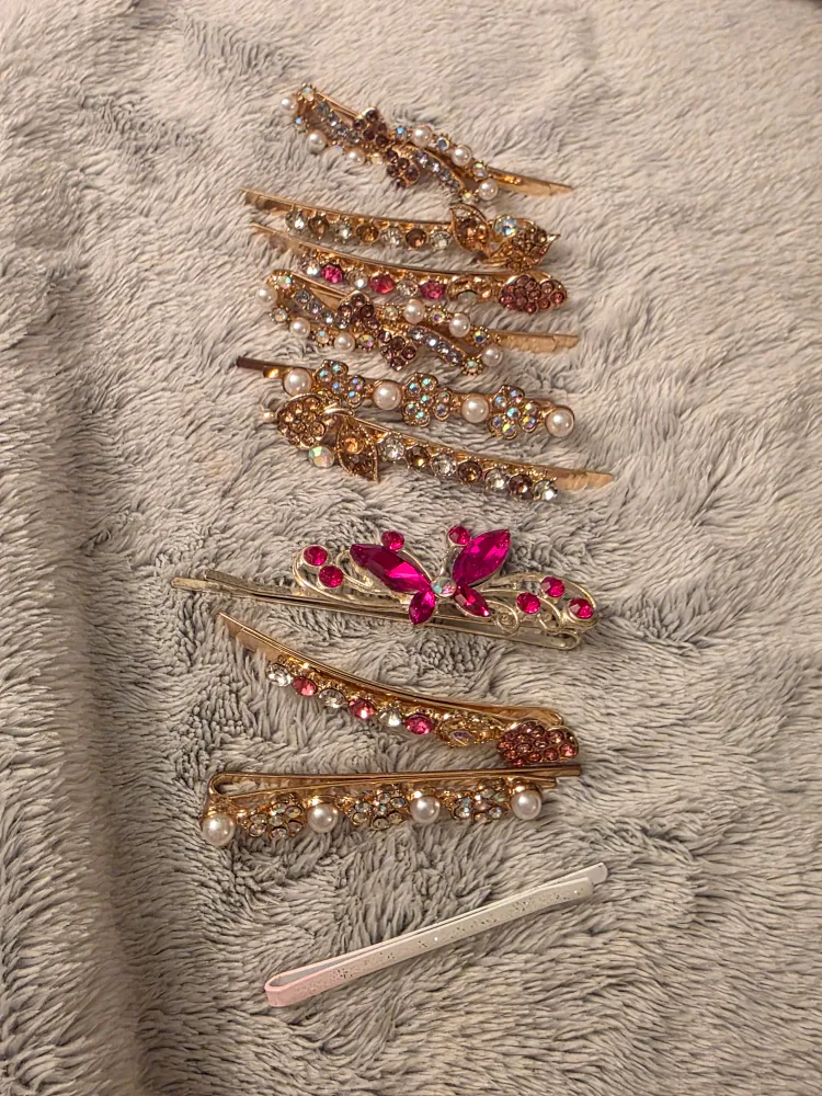 ✨️NEED GONE! Rhinestone Hair Clips thumbnail