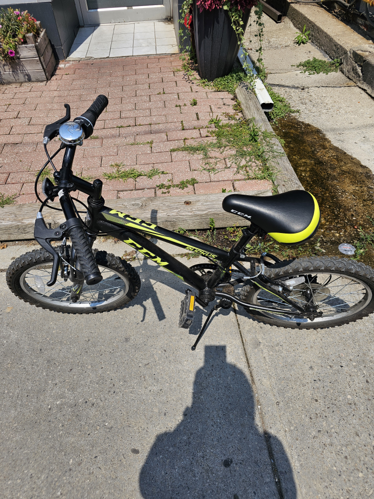 CCM Ruckus Kids' Bike - Black & Green - photo 4