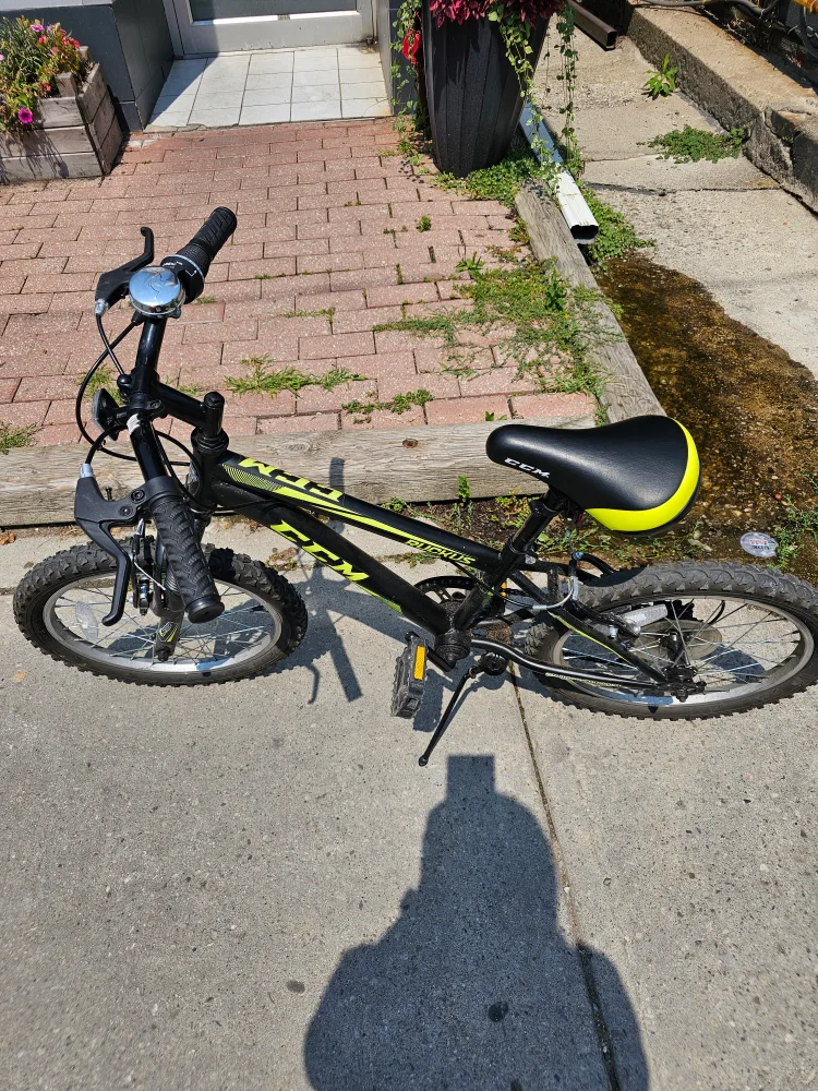 CCM Ruckus Kids' Bike - Black & Green image indicator(4)