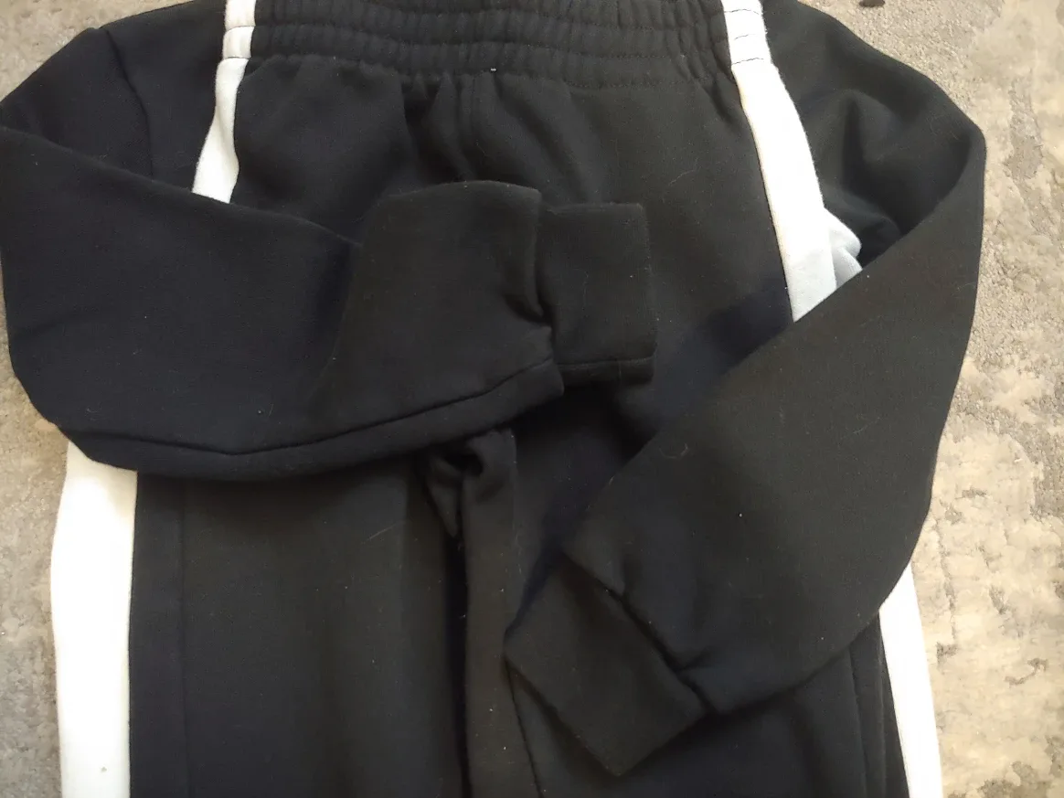 Like New Jordan Kids' Black Tracksuit 2 pc  - Size 3/T4T image indicator(5)