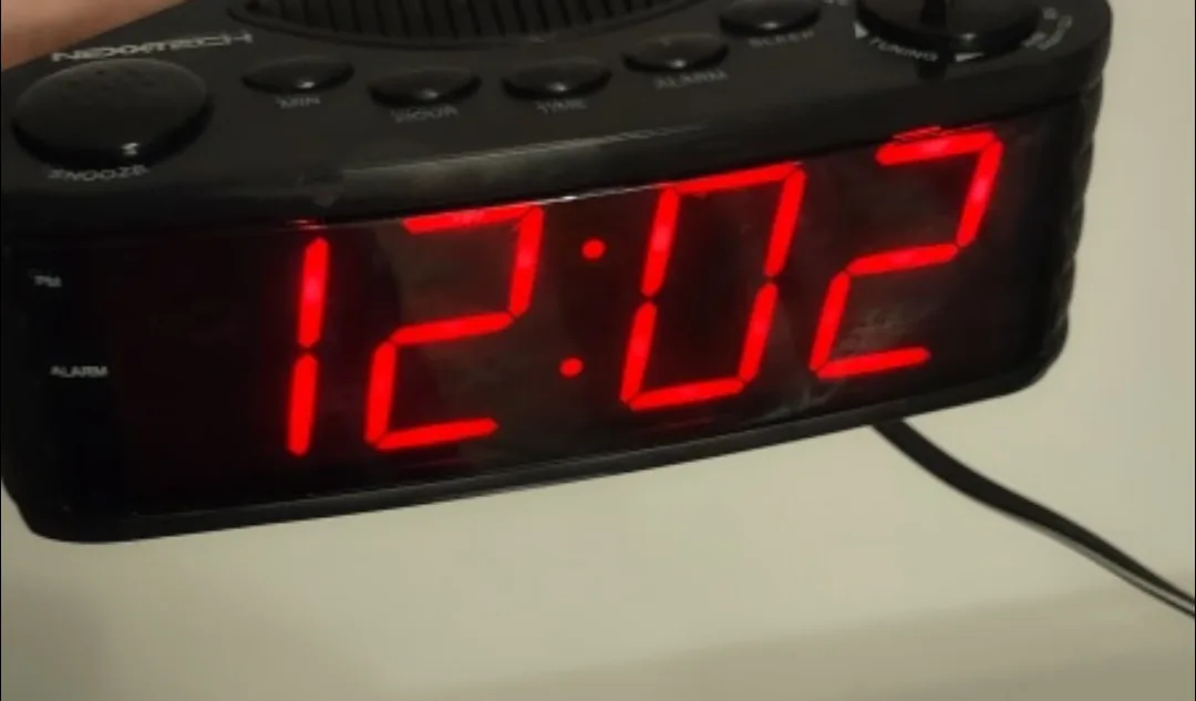 Vintage Nexxtech Digital Alarm Clock & AM, FM radio thumbnail