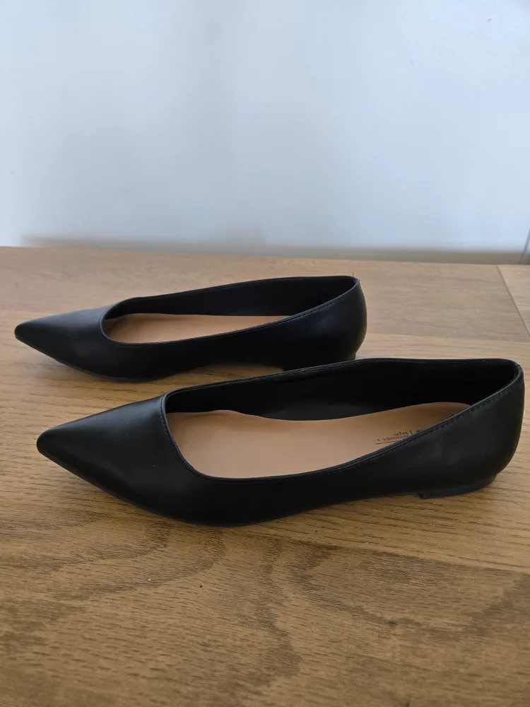 Call It Spring Black Heels and flats - Size 8 image indicator(6)
