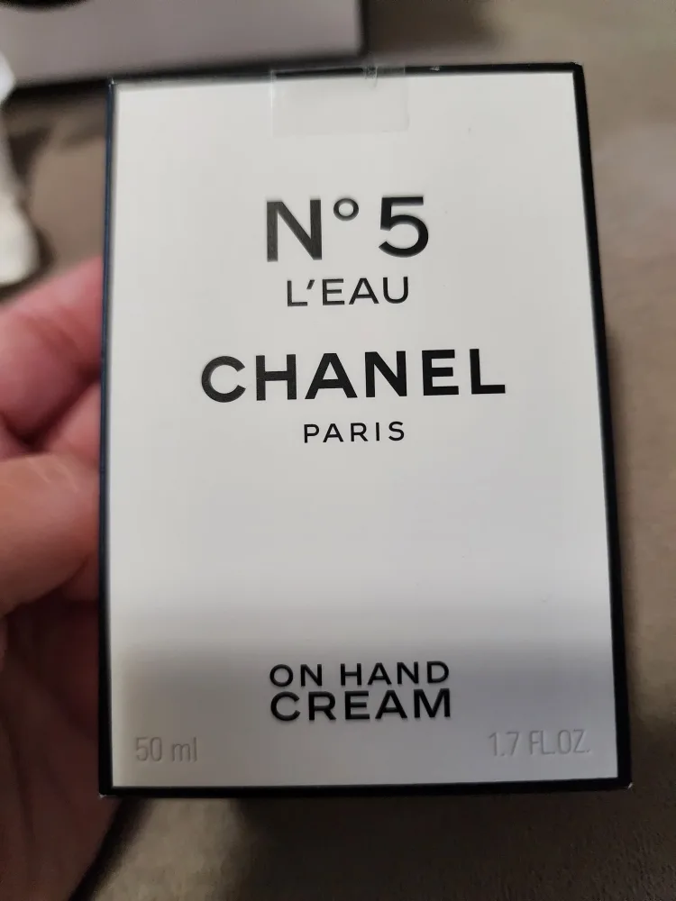 Chanel N°5 L'EAU On Hand Cream - 1.7 fl oz image indicator(2)
