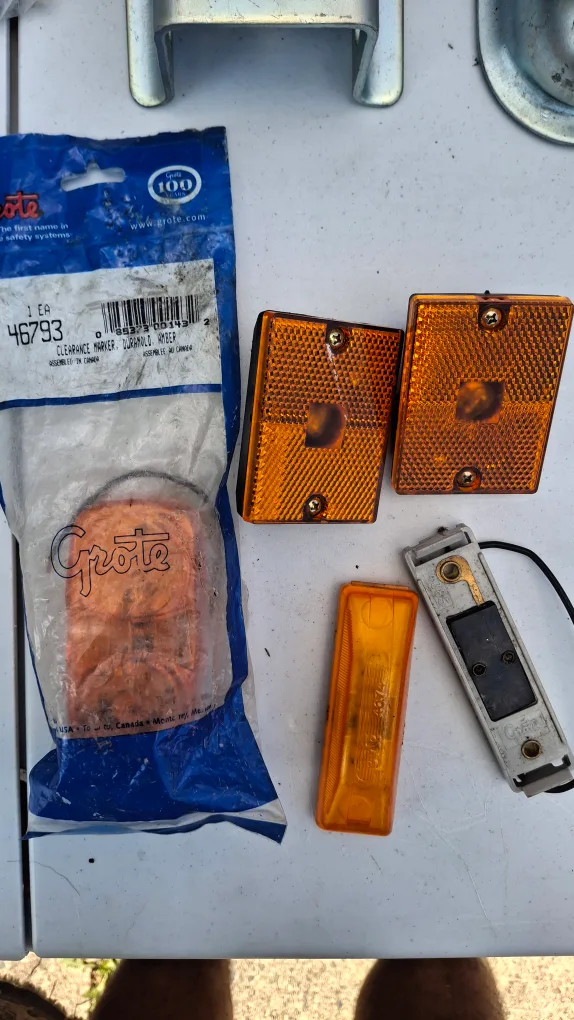 Erickson Ratchet Tie-Downs & Trailer Lights image indicator(4)