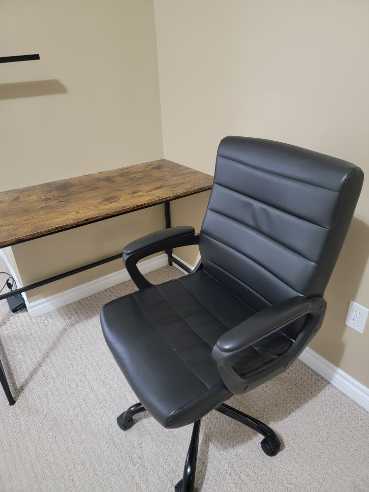 Like-New Desk & Chair Set – Excellent Condition! - photo 2