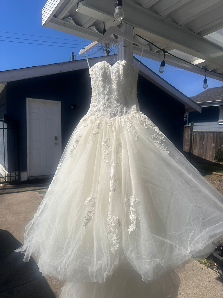 Wedding Dress - Elegant & Beautiful (Size 0-2) XS-S