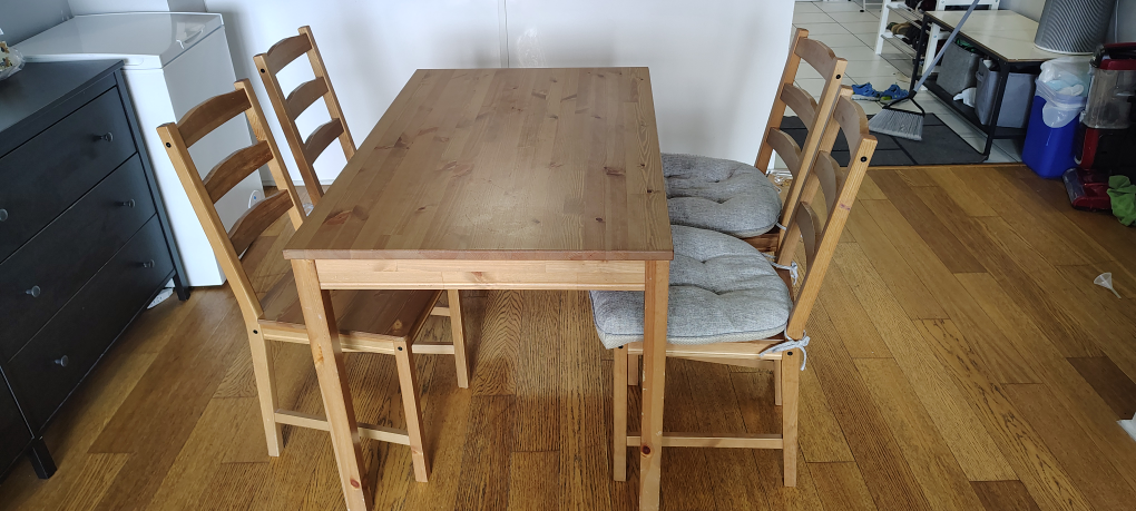 Dining Table(4 seater) with chairs and cushions
