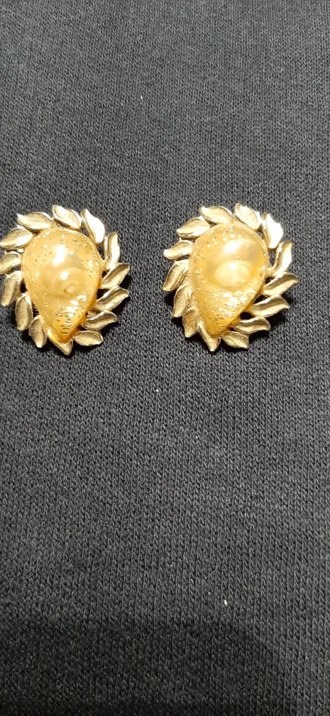 Vintage Gold Tone Clip Earrings thumbnail