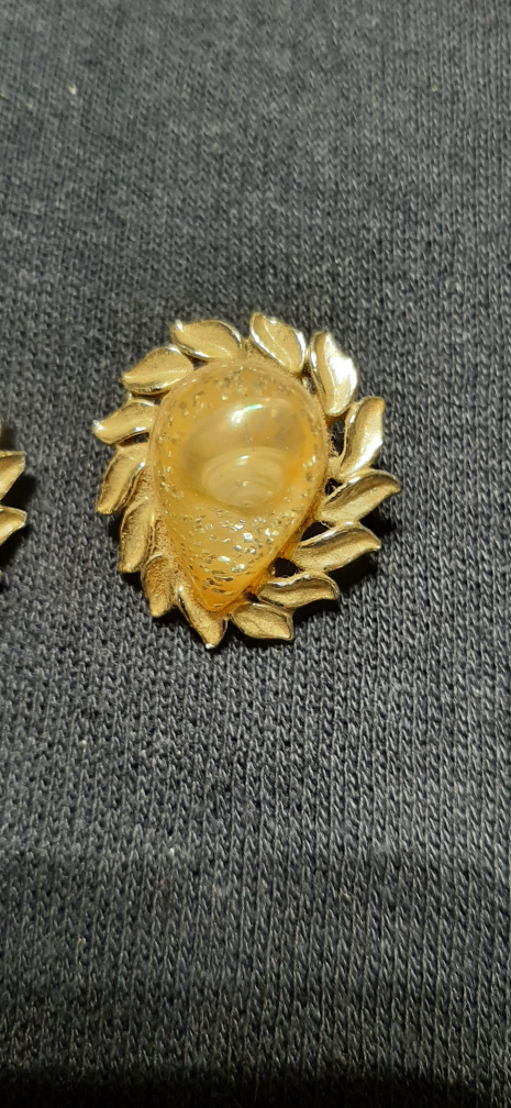 Vintage Gold Tone Clip Earrings - photo 2