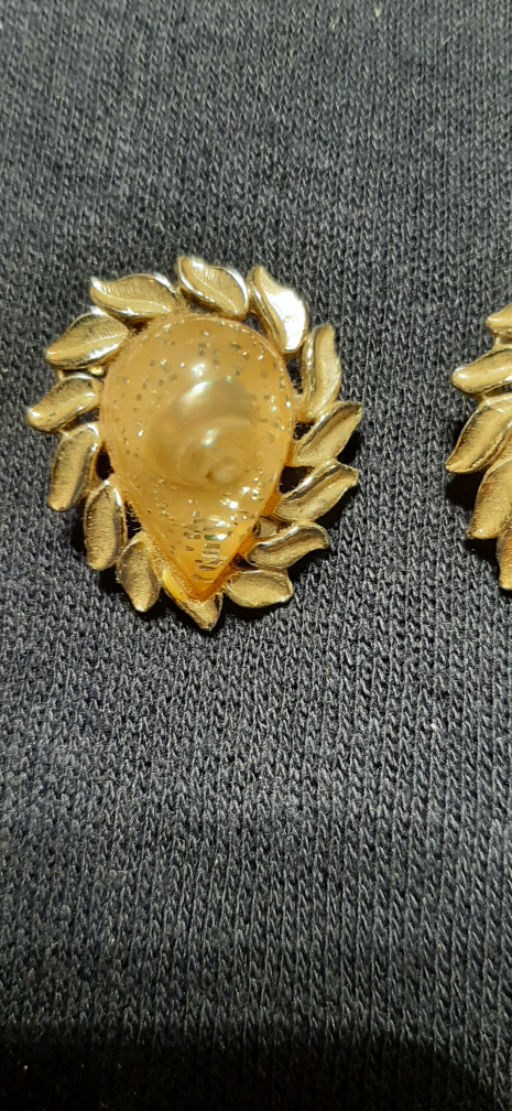 Vintage Gold Tone Clip Earrings - photo 3