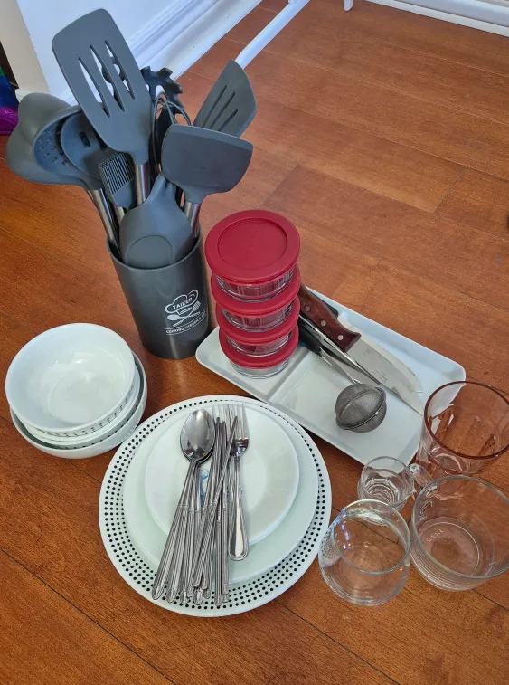 *Moving Out Sale* Mixed Kitchenware Set thumbnail