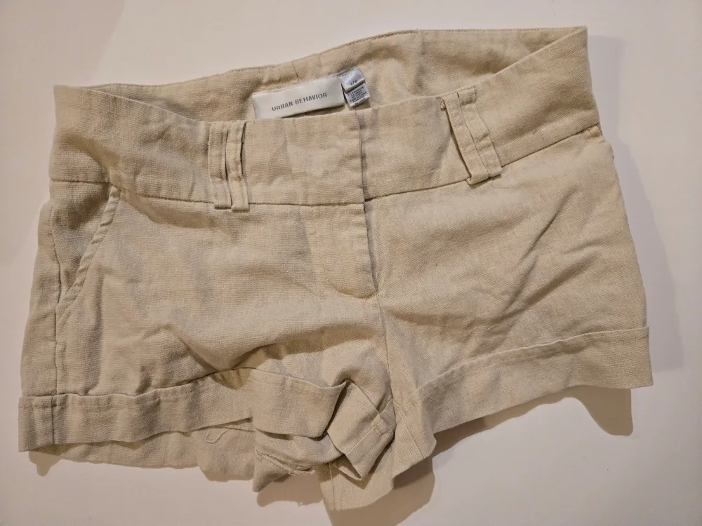 Urban Behavior Beige Shorts - Size Small 🧡 thumbnail