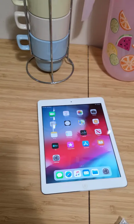 Apple iPad Air 16GB - Silver thumbnail