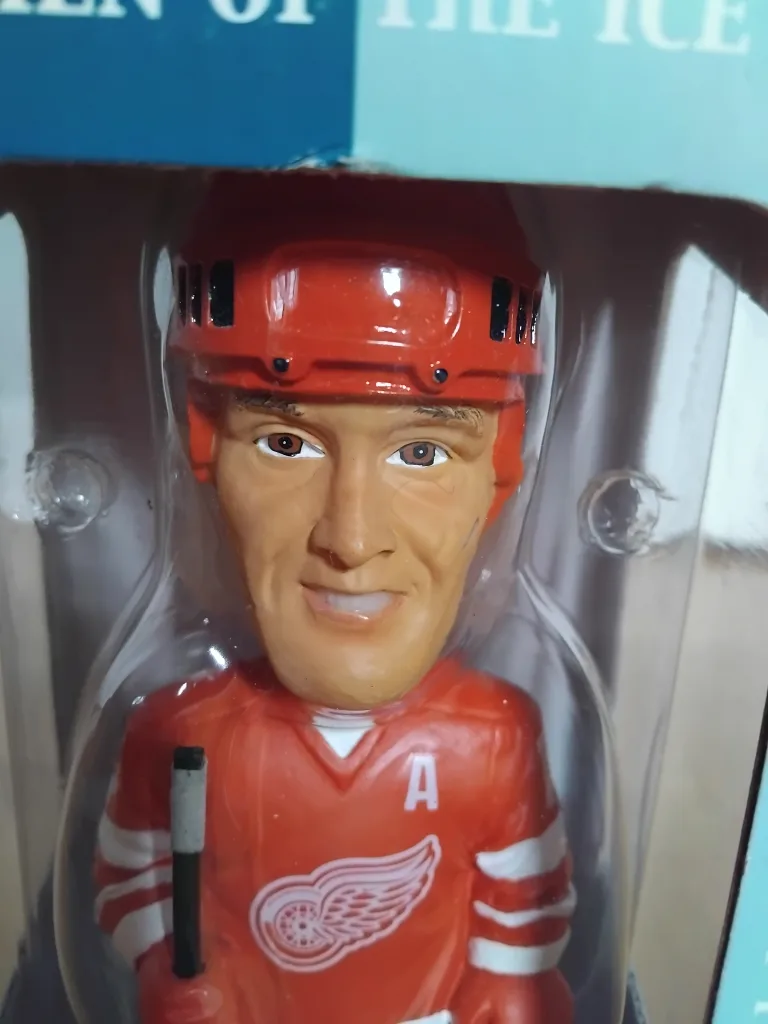 Forever Collectibles Brendan Shanahan Bobblehead image indicator(2)
