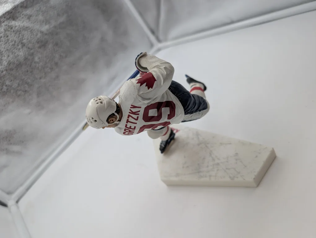 Wayne Gretzky Figurine image indicator(4)