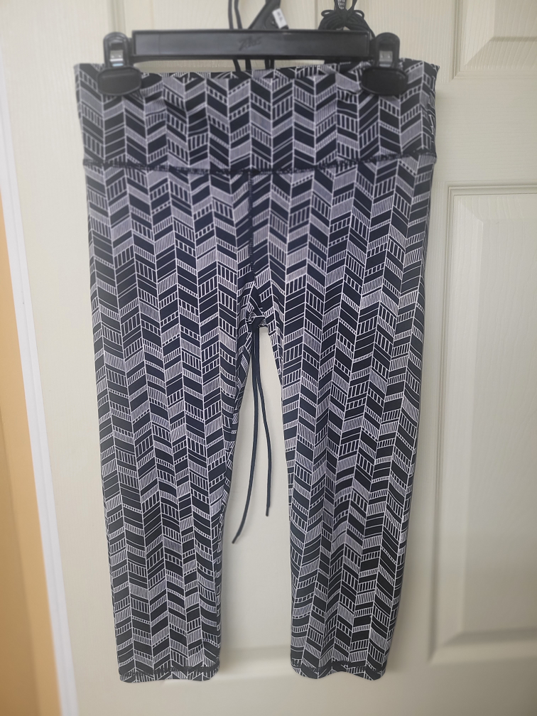 Infinite Crop Court Leggings - Black/White 🧡