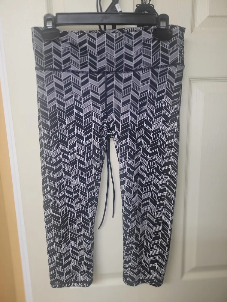 Infinite Crop Court Leggings - Black/White 🧡