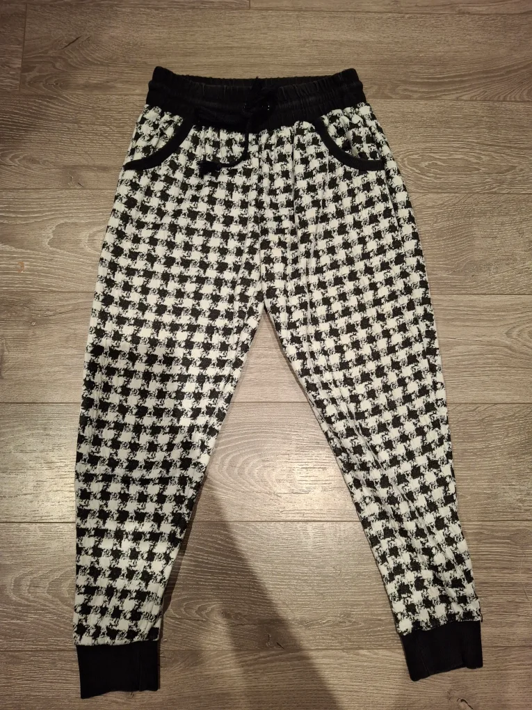 Ladies lose fitting pants thumbnail