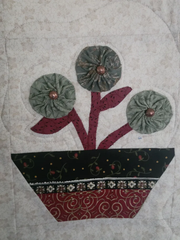 Handmade Floral Appliqué Wall Hanging Quilt. Quilt textile art image indicator(7)