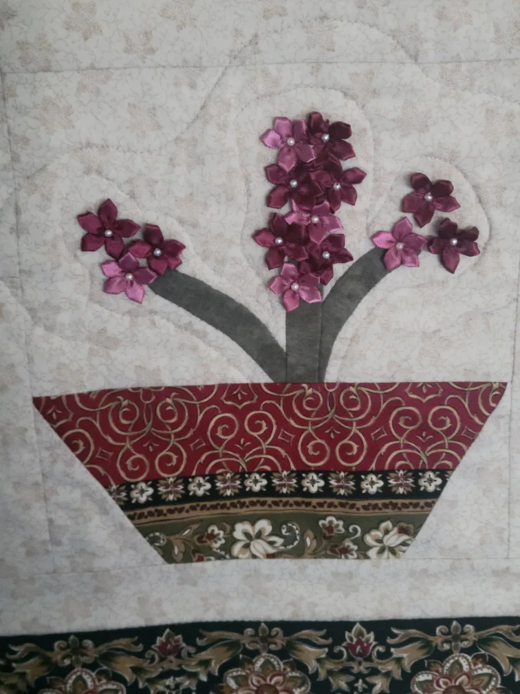 Handmade Floral Appliqué Wall Hanging Quilt. Quilt textile art image indicator(8)