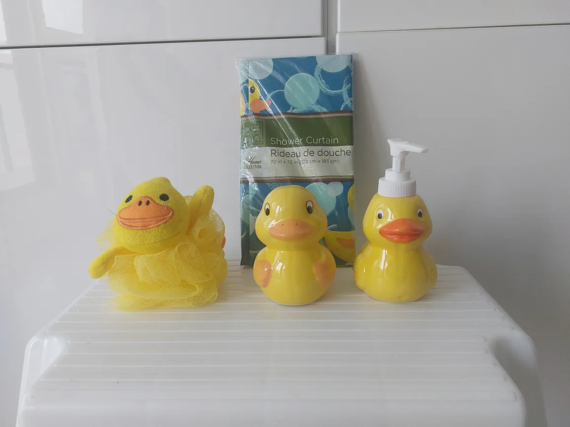 **BRAND NEW** Duck Bathroom Set for Kids thumbnail