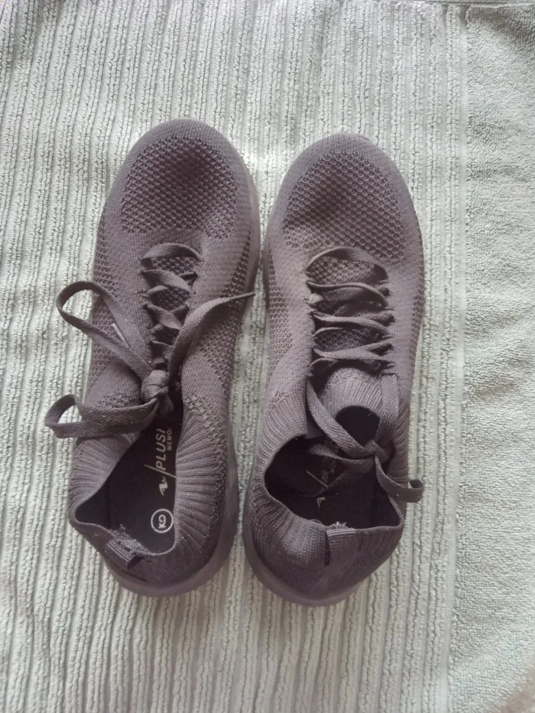 Women Plush Foam Memory Foam Black Sneakers - Size 9 thumbnail