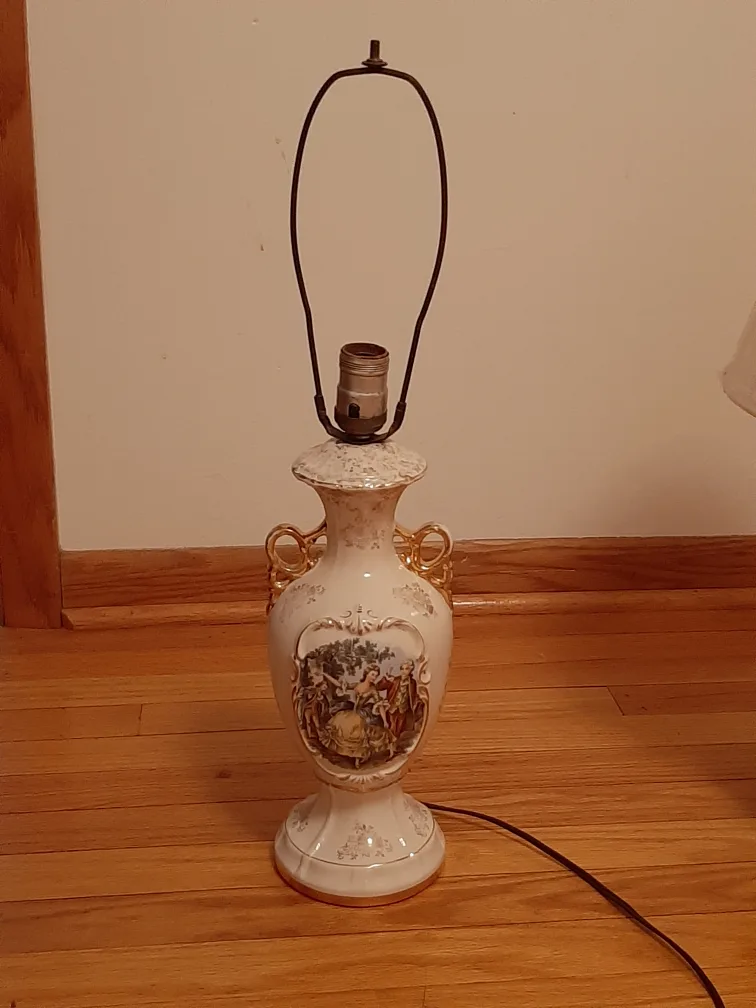 Vintage lamp with Colonial picture and gold trim. thumbnail