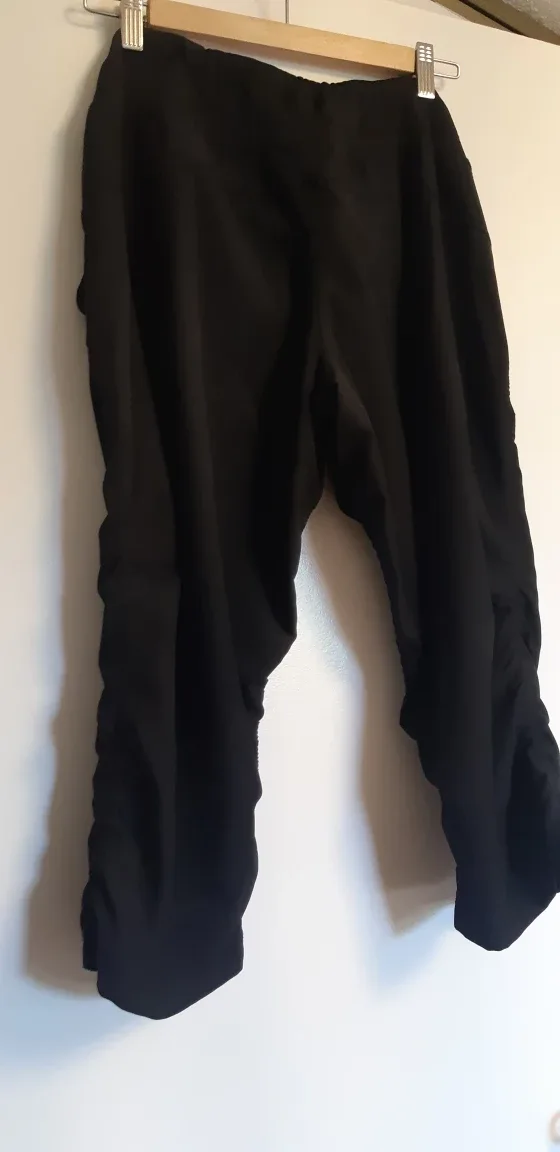 NEW Kirkland Signature Black Capri Pants - Size M image indicator(7)