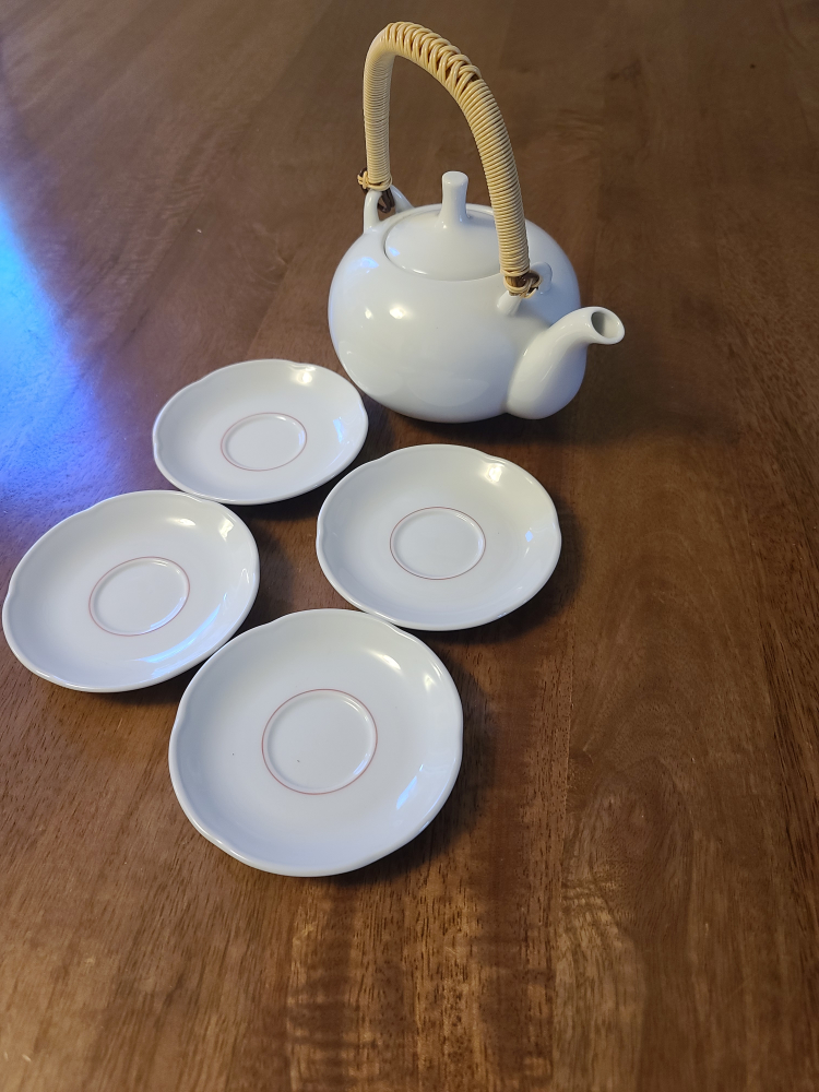 White Teapot with 4 Saucers - photo 3