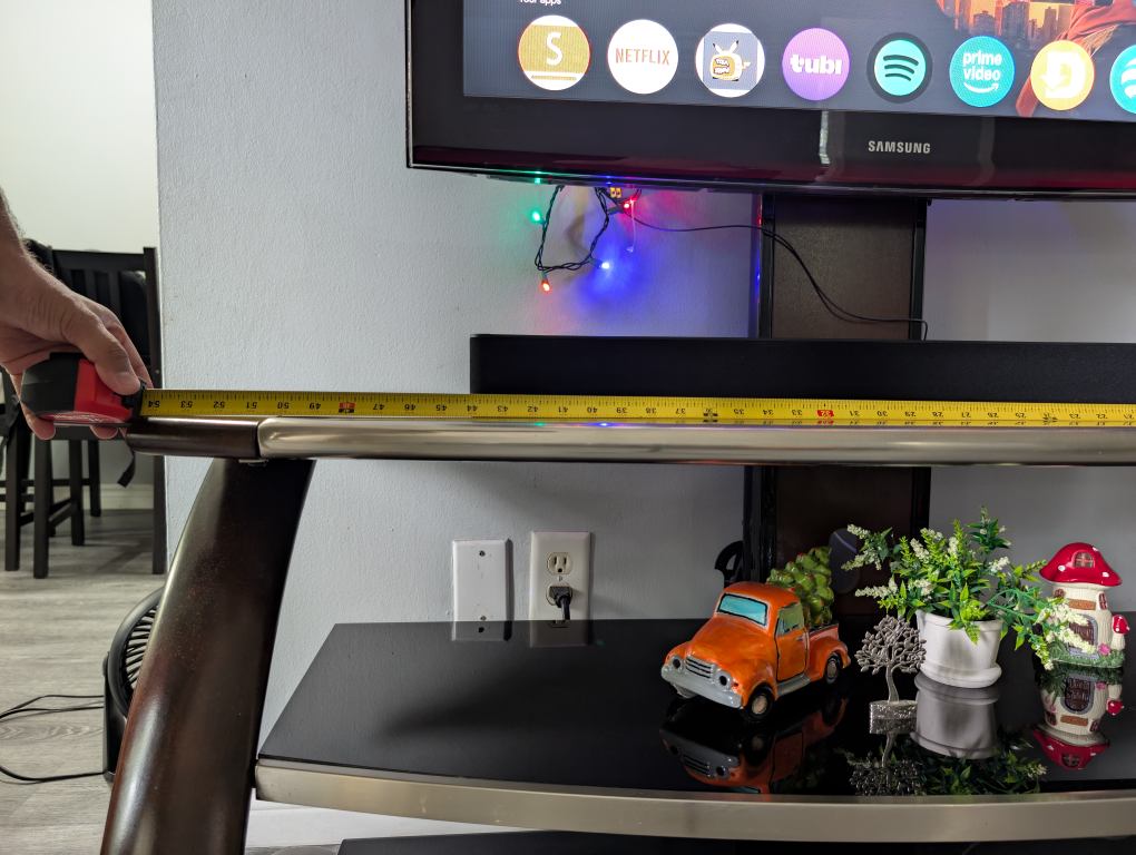TV with stand, Chromecast,soundbar - photo 4