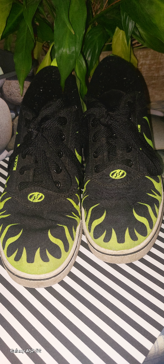 Heelys Roller Shoes, Black with Green Flames, Youth size 5 - photo 4