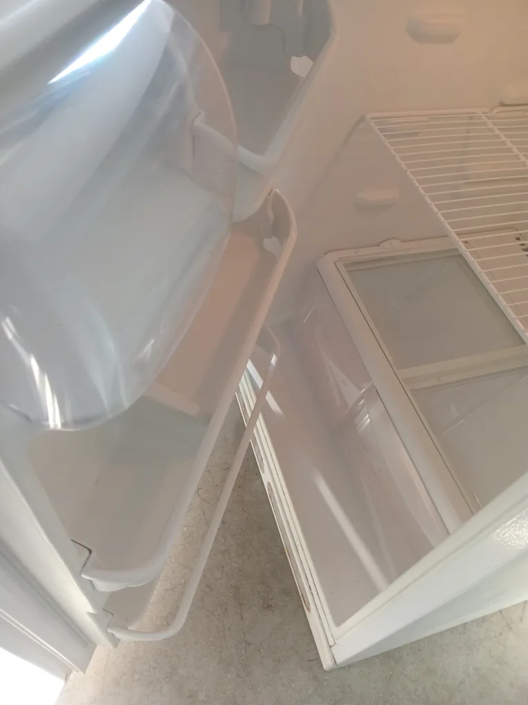 Frigidaire White Refrigerator image indicator(5)