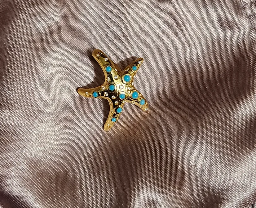 Gold Starfish charm image indicator(2)