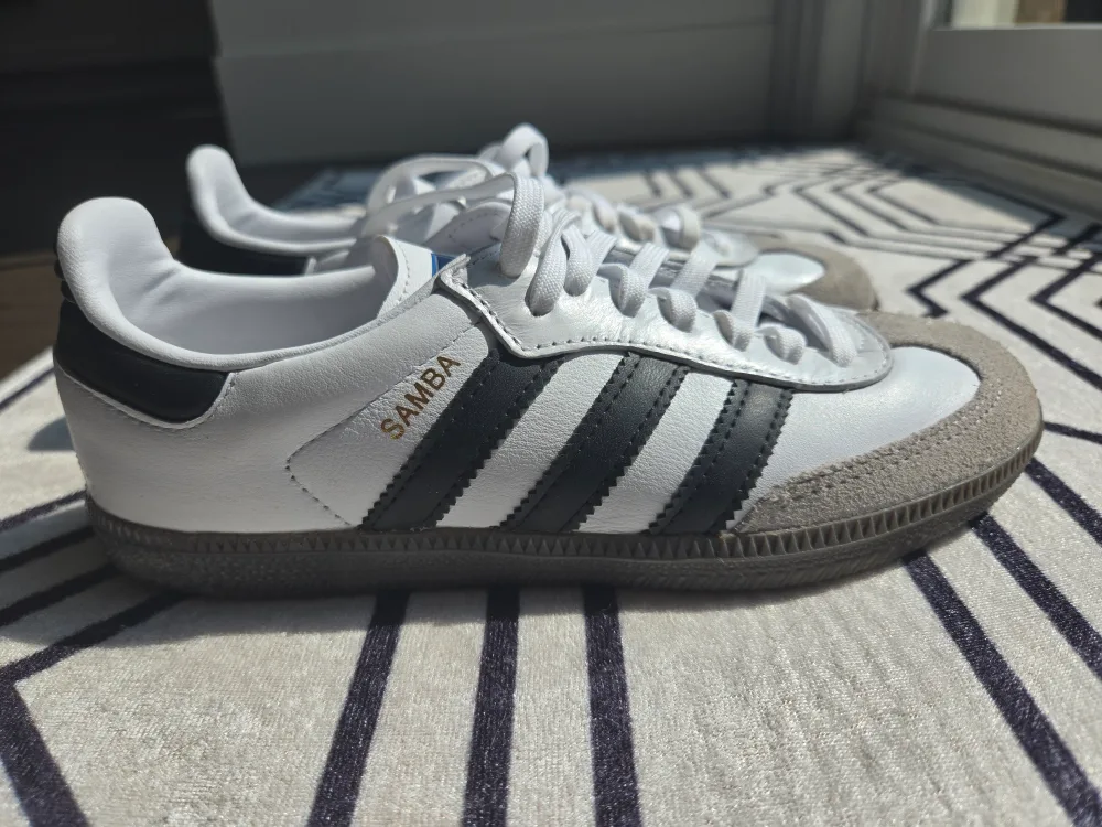 Kids Adidas Samba White & Black Sneakers image indicator(2)