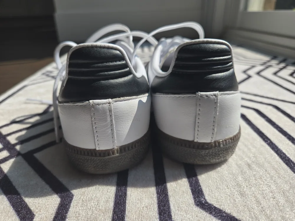 Kids Adidas Samba White & Black Sneakers image indicator(3)