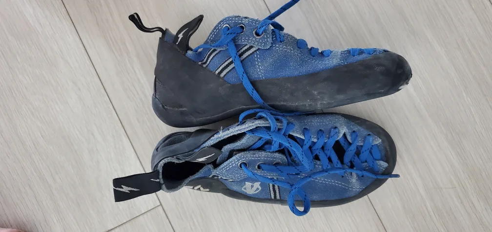 Five Ten Climbing Shoes - Size 38 (6US) image indicator(2)