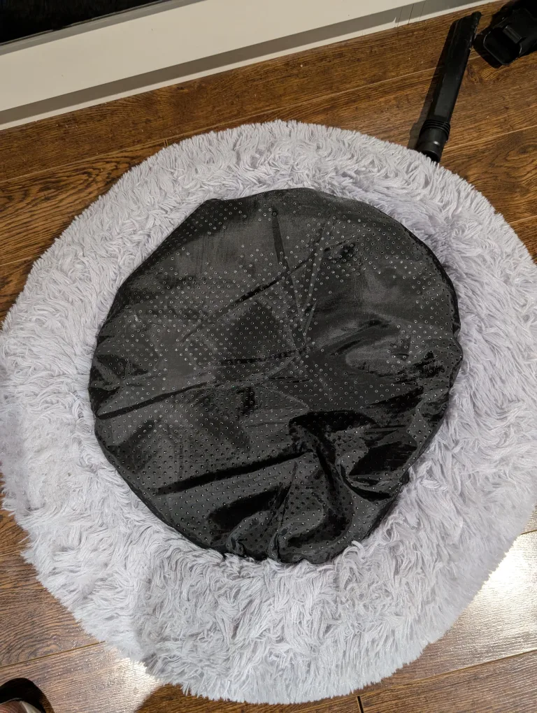 Grey Round Plush Pet Bed image indicator(3)
