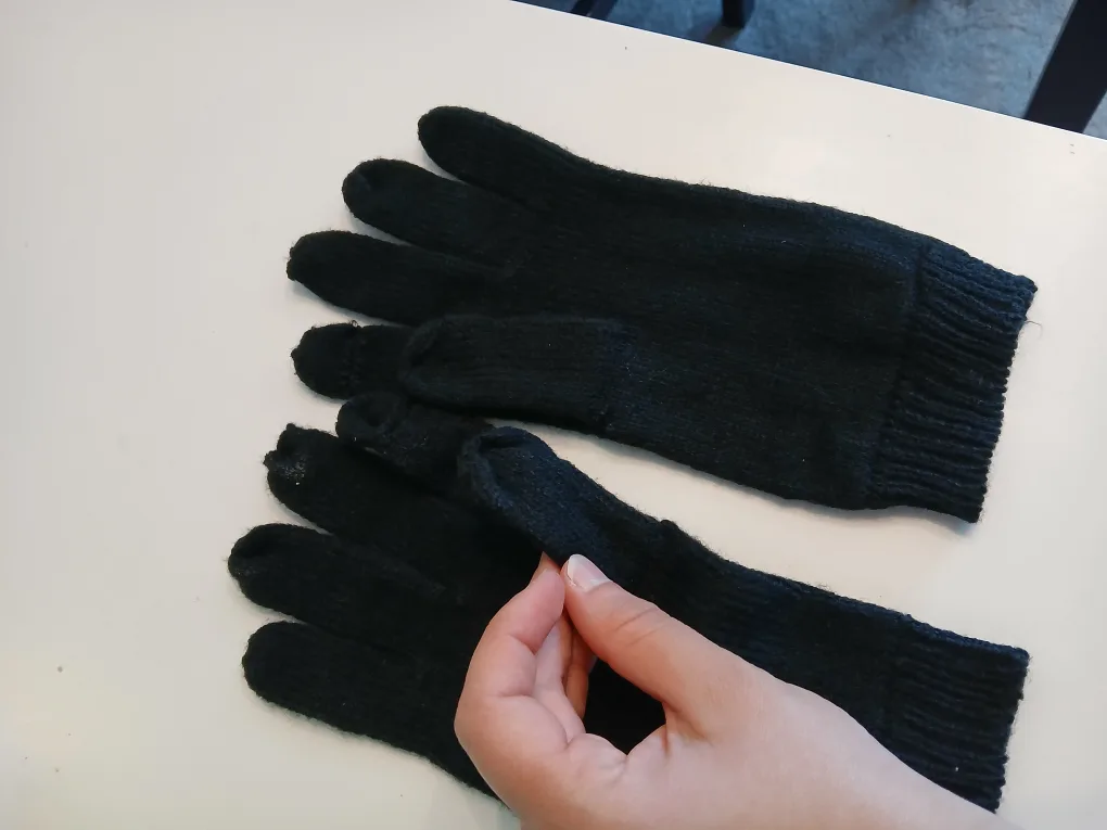 🥕#freecycle Calvin Klein black unisex gloves image indicator(3)