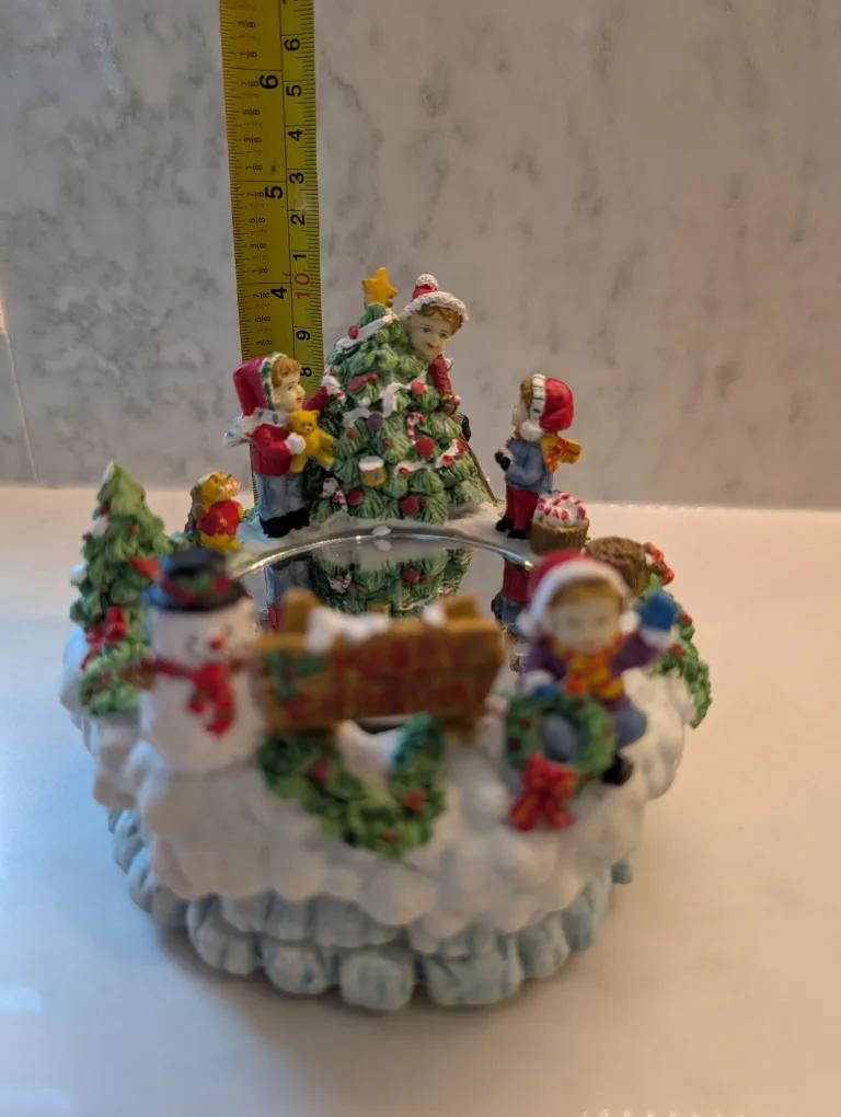 Santa's Trim Shoppe Polyresin Skating Pond Wind-up Music Box image indicator(9)