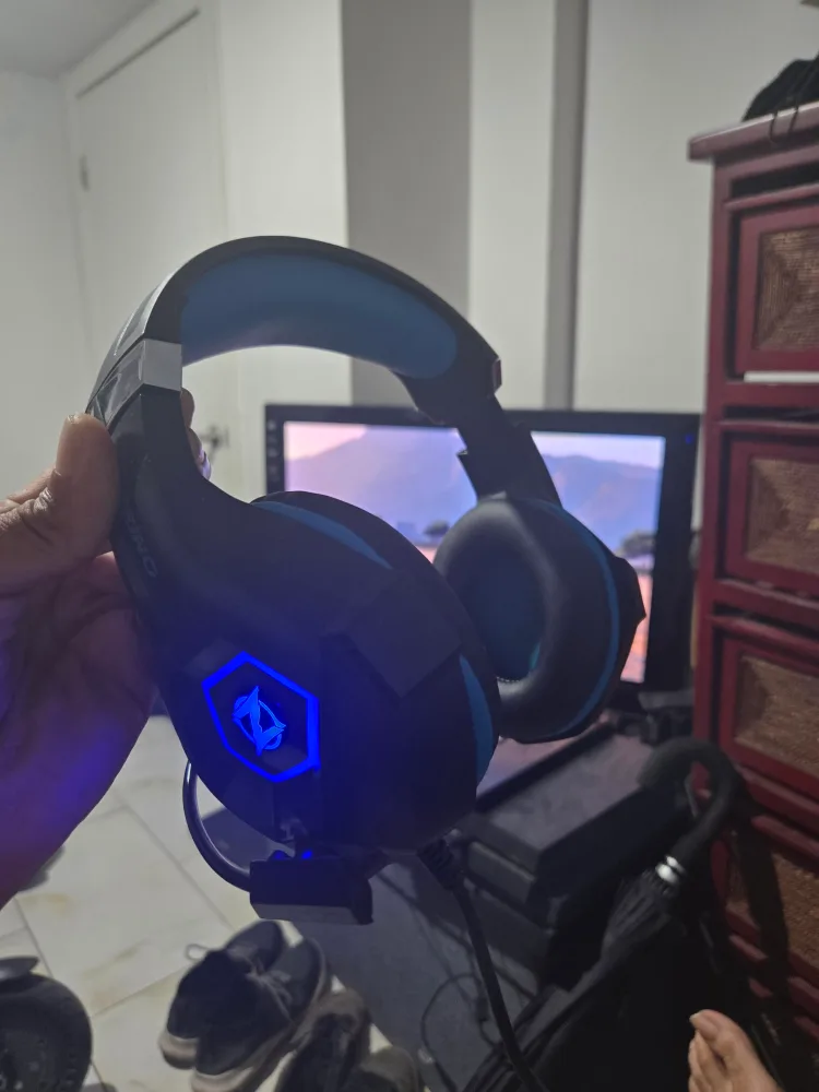 Ozeino Gaming Headset + NHL 16 & NHL 18 PS4 Games thumbnail