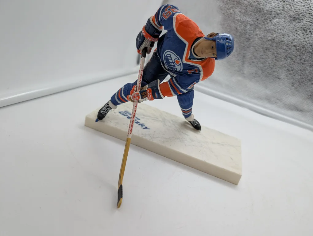 Wayne Gretzky Figurine - Edmonton Oilers image indicator(2)
