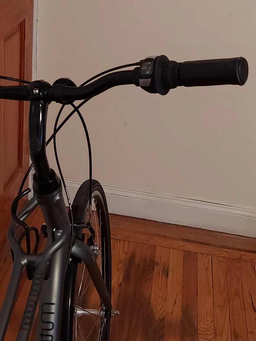 Great ** 2024 MOMENTUM ** 7 SPEED Gray Hybrid Bicycle image indicator(6)